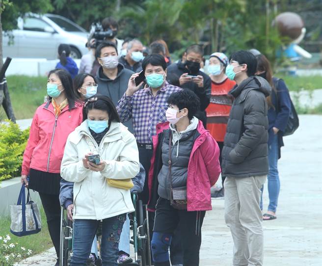 因应桃园机场确诊清洁人员曾到忠贞市场摆摊，市府开设3个採检站，5日一早就有许多民眾拍排队筛检。（陈怡诚摄）