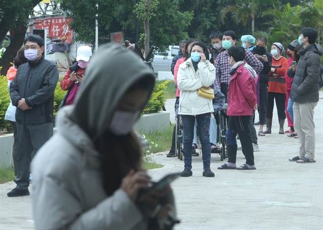因应桃园机场确诊清洁人员曾到忠贞市场摆摊，市府开设3个採检站，5日一早就有许多民眾拍排队筛检。（陈怡诚摄）