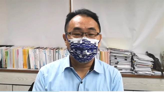 高雄市社会局社会救助科长林欣纬说明爱心捐款情形。（翻摄照片／林瑞益高雄传真）