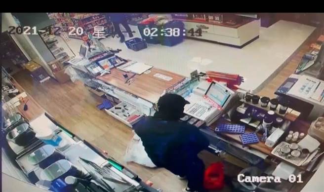 新竹县竹北市1间超商日前遭洗劫财物，损失达3.9万元。（翻摄照片）