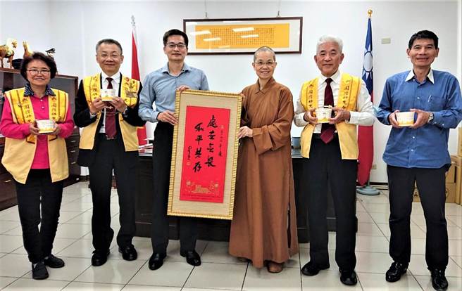 总住持觉居法师赠送星云大师墨宝春联「处世无畏、和平共存」及福包袋，提前贺新春。（民眾提供／卢金足台中传真）