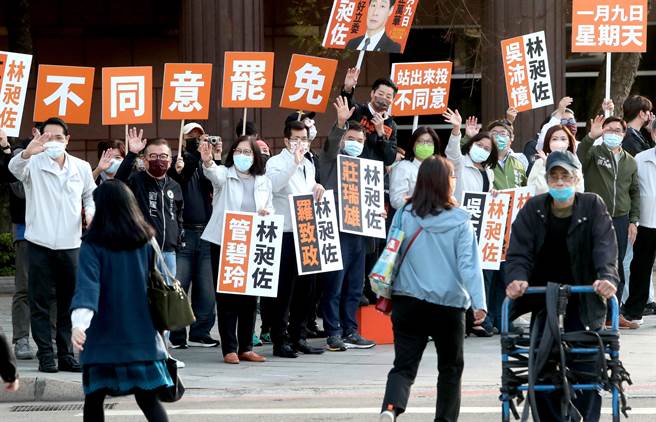 立委林昶佐5日在民进党立委与议员陪同下，在北市万华区的路口呼吁民眾支持反罢免。（郑任南摄）