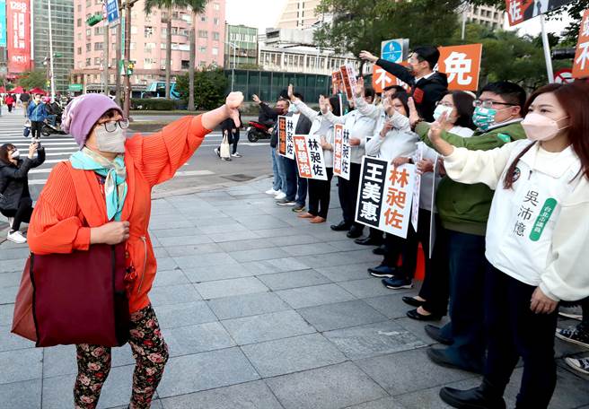 立委林昶佐5日在民进党立委与议员陪同下，在北市万华区的路口呼吁民眾支持反罢免，却遭遇意见不同民眾以手势表达抗议。（郑任南摄）