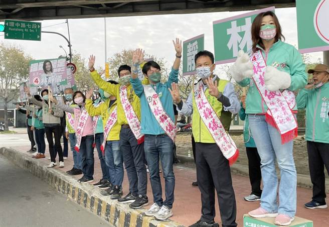 市議會民進黨團總召江肇國5日號召黨團成員加入助選志工行列，一起陪同民進黨候選人林靜儀路口拜票。（市議會民進黨團提供）