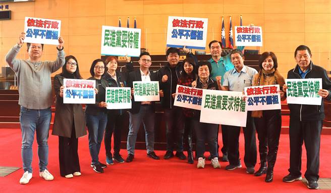 市議會國民黨團全天候機動備戰，卯足全力奧援顏寬恒，勢必拿下這一席立委。（陳世宗攝）