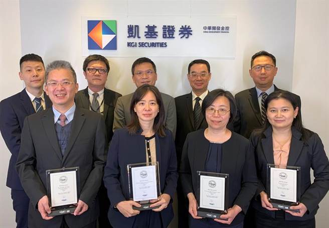 凱基證券奪《財資雜誌》五大獎，債券部主管洪韶卿(前排左二)帶領專業團隊屢創佳績。圖／凱基證券提供