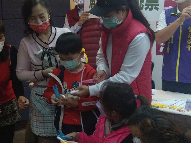 小朋友剪掉象徵菸毒的纸菸模型。（陈鸿伟摄）