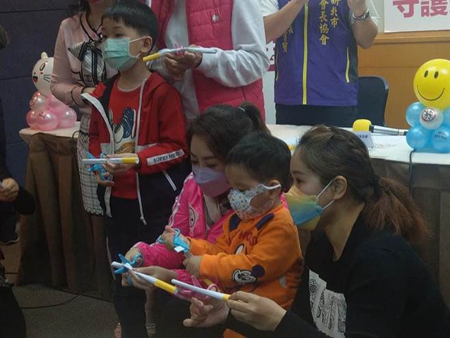 小朋友剪纸菸，高喊反毒拒二手菸。（陈鸿伟摄）