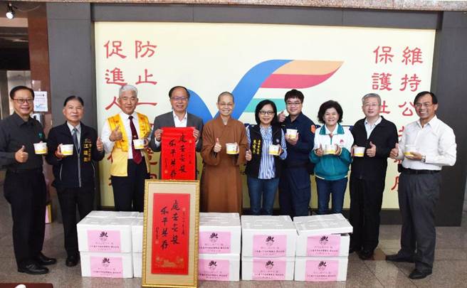 佛光惠中寺覺居法師與南屯區朱暖英議員，今天帶著250份象徵祈願平安的臘八粥及春聯，贈送給中市警第四分局全體同仁；期許不管遇到什麼困難均能抱著無懼的心勇敢堅強。（警方提供）