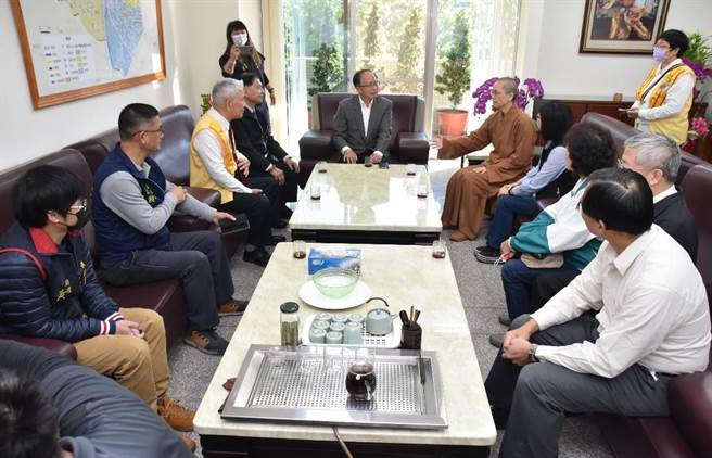 佛光惠中寺覺居法師與南屯區朱暖英議員，今天帶著250份象徵祈願平安的臘八粥及春聯，贈送給中市警第四分局全體同仁；期許不管遇到什麼困難均能抱著無懼的心勇敢堅強。（警方提供）