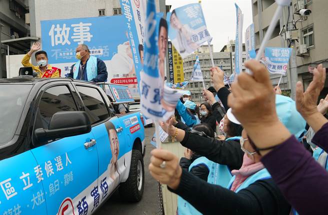 中二選區立委補選國民黨候選人顏寬恒（左），5日在無黨籍議員張滄沂的陪同下，於霧峰進行車隊掃街，街邊志工熱情揮舞旗幟，表達相挺。（黃國峰攝）