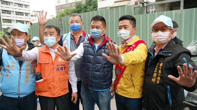 中二選區立委補選國民黨候選人顏寬恒（右2），5日於霧峰進行車隊掃街，相挺，親民黨議員段緯宇（左2）到場相挺，除霧峰在地里長王原祥到場外，選區外大里2位里長鄭伯其、洪資源也來相挺。（黃國峰攝）