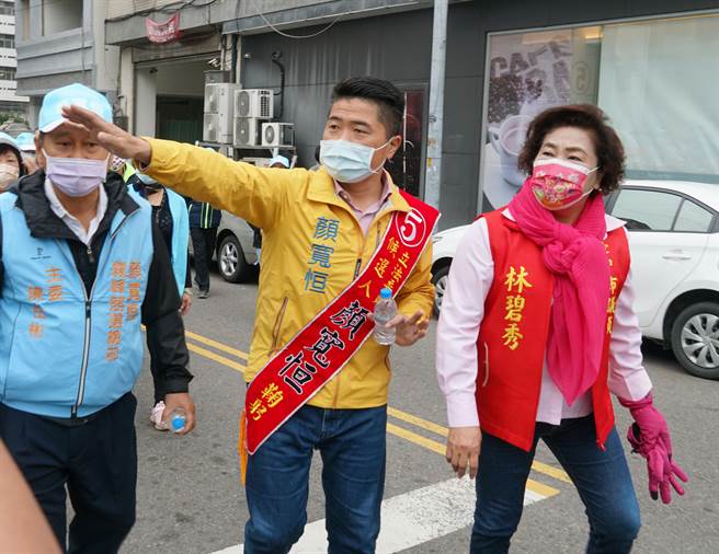 中二選區立委補選國民黨候選人顏寬恒，5日於霧峰進行車隊掃街，國民黨議員林碧秀（右）到場相挺。（黃國峰攝）