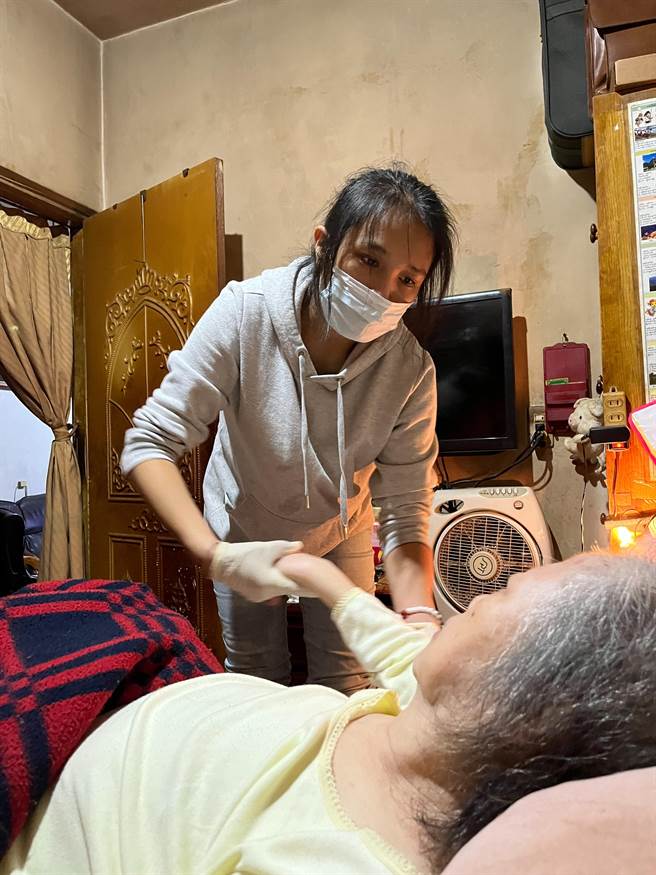 因应长照2.0照护人力需求，新北职训中心近年积极办理「照顾服务员专班」。（新北市劳工局提供）