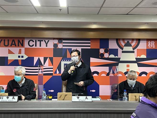 桃園市長鄭文燦宣布未接種2劑疫苗的工作人員退出防疫旅館第一線，每間進駐1感控員，並籲中央專案為防疫旅館工作人員縮短第3劑間隔。(蔡依珍攝)