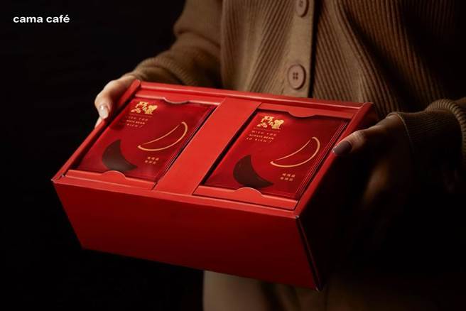 （抢新年送礼商机，cama cafe\'推出「神气」礼盒，标榜杯杯咖啡是「圣杯」。图／cama cafe\'）
