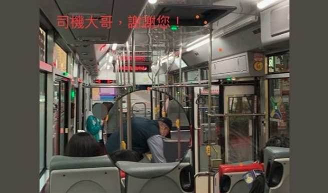 一名乘客在公车上打翻饮料，感谢司机帮忙清理。(翻摄自「我们是新店人！！好山好水，就是爱新店」FB)