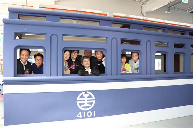 大家體驗搭乘「天皇花車」。（苗栗縣政府提供／李京昇苗栗傳真）