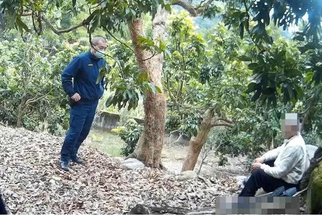 在警方的耐心安撫與勸導之下，最後始打消其輕生念頭。（台中市太平警分局提供／馮惠宜台中傳真）