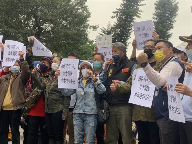 應曉薇今日選在萬華區青年公園廣場舉辦造勢，邀來坐擁大批支持者的張亞中前來讚聲。（黃婉婷攝）