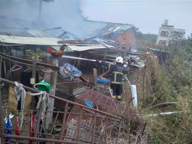 苗栗县通霄镇通南里5日上午9点多，一处铁皮牲畜农舍发生火警，消防人员到场抢救。（翻摄照片／李京升苗栗传真）