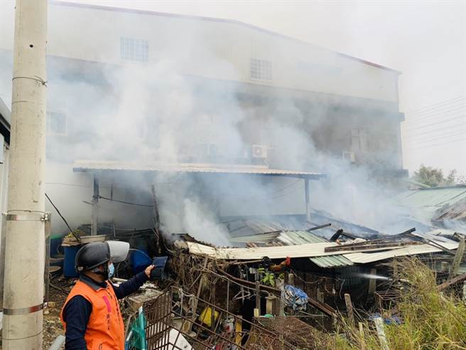 火灾现场火势蔓延快速，浓烟密布。（翻摄照片／李京升苗栗传真）