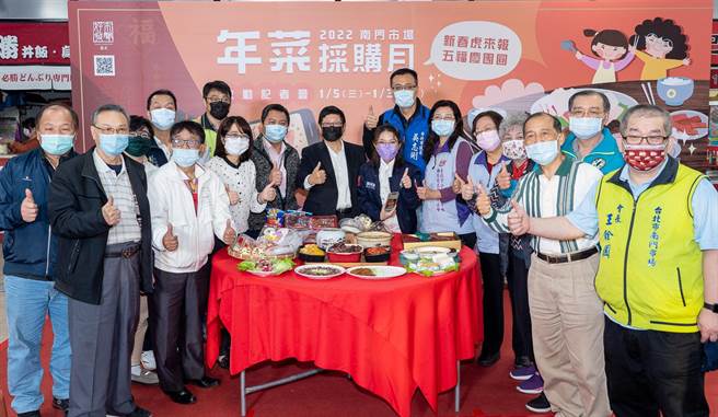 台北市政府產業發展局林崇傑局長及與會貴賓一同製作佛跳牆，象徵團聚、吉祥之意，並帶出對南門市場的期許與祝福，同時宣告年菜採購月活動開始。（產發局提供／楊亞璇台北傳真）