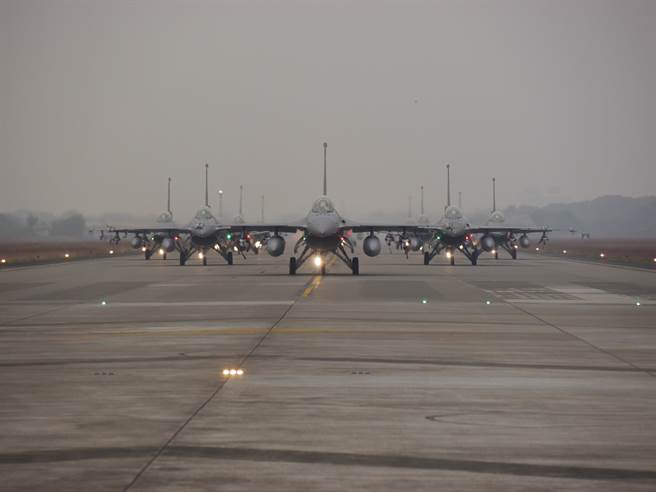 12架Ｆ-16Ｖ進行大象走路。記者張國威攝