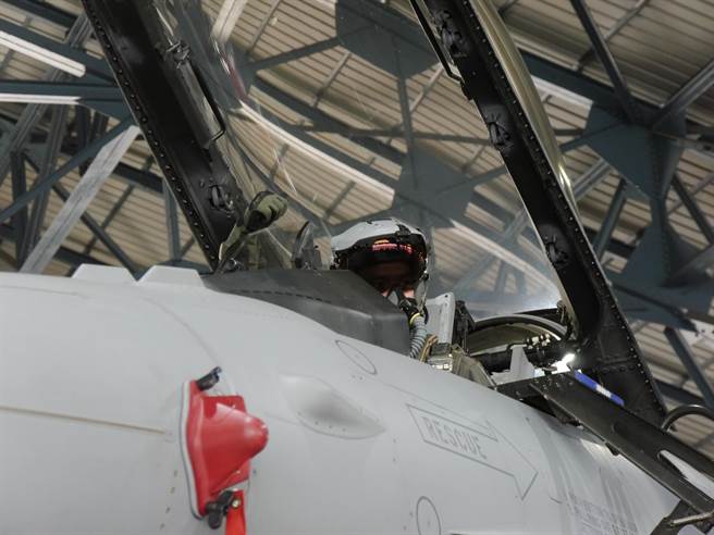 F-16V第23作戰隊飛行官顏祥陞少校。記者張國威攝