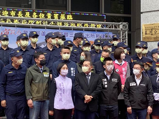 蘆洲警分局暨三民派出所新建大樓廳舍啟用，侯友宜、新北市議員李翁月娥等人到場剪綵（戴上容攝）