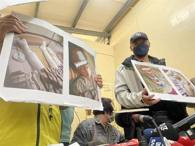 家屬拿出林爸爸和2名女兒目前在醫院治療中的照片。（洪靖宜攝）