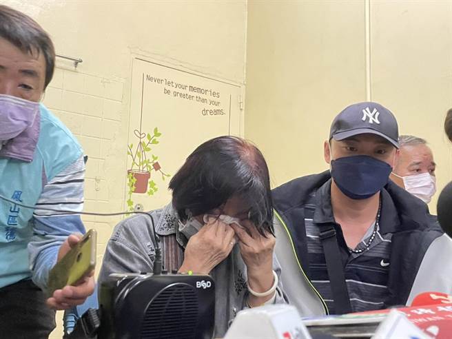 林家阿嬤於整場記者會中眼淚都沒停過。（洪靖宜攝）