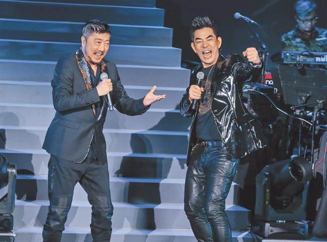 任贤齐（右）受到恩师小虫陈焕昌（左）的赏识，才从濒临退出音乐圈成为天王级歌手。（图／中时资料照）