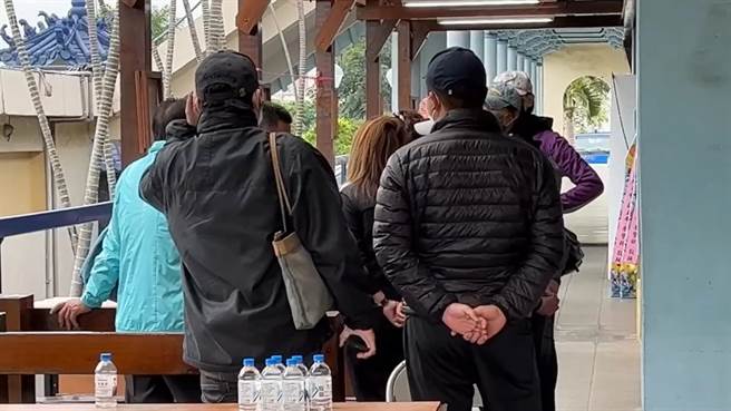 昨天搜救人员在现场也发现，两个遗体共用一条绳子，分头吊挂在树干两侧，脚边还有高粱、威士忌酒瓶，死状离奇。（民眾提供／吴建辉南投传真）