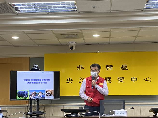 非洲猪瘟中央灾害应变中心今日召开第22次会议会后记者会，农委会主委陈吉仲表示，旅客携带非法猪肉入境在2019年最多，因为当时还没有新冠疫情，2020年疫情爆发后旅客大幅减少，非法猪肉制品入境变成以邮包、快递等为主。（李柏澔摄）