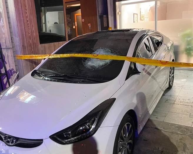 张男停在骑楼的车被砸毁。（翻摄照片／高雄洪靖宜传真）