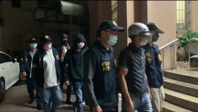 警方将动手男子带回所侦办。（翻摄照片／高雄洪靖宜传真）