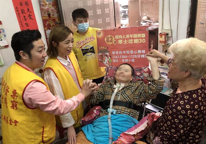 艺人王瞳(左二)与艾成(左一)夫妻5日特南下台中，与创世台中院到宅团队一同至植物人黄女士家中提前为她庆生。（陈世宗摄）