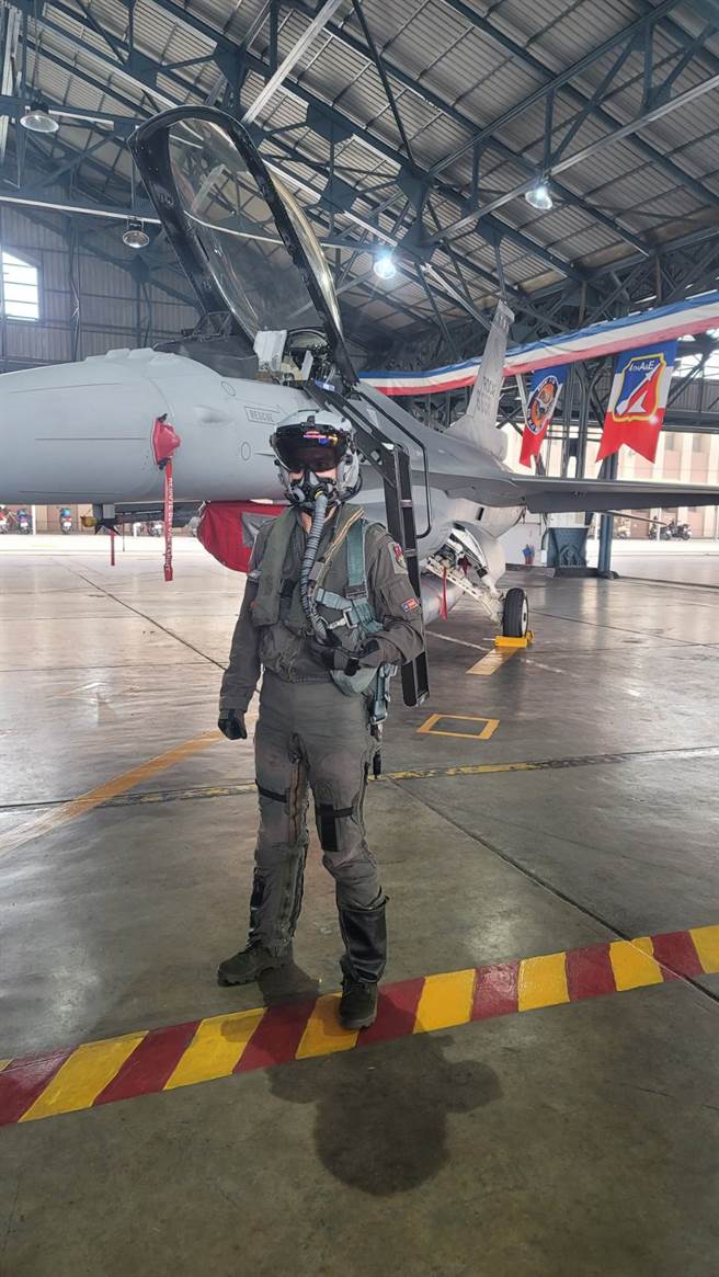 空军上午也首度公开F-16V飞行员使用要价一顶新台币1200万元的新式的飞行头盔。(空军司令部提供)