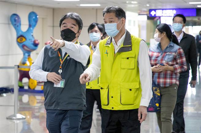 桃園機場爆發4例本土疫情，包括3名清潔工和1名防疫計程車司機，中央流行疫情指揮中心緊在桃園國際機場成立前進指揮所，並由衛福部醫福會執行長王必勝（前左）統籌，一早他就到桃園機場開會聽取最近簡報。（陳麒全攝）