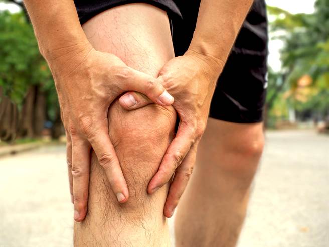 不少人不喜欢走楼梯，担心会伤到膝盖，但其实翘二郎腿或盘腿等姿势，比走楼梯更伤关节。(示意图/达志影像)