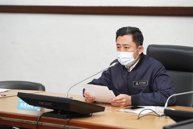 新竹市长林智坚5日主持防疫会议，宣布即日起启动公共场所、景点加强消毒工作。（陈育贤摄）