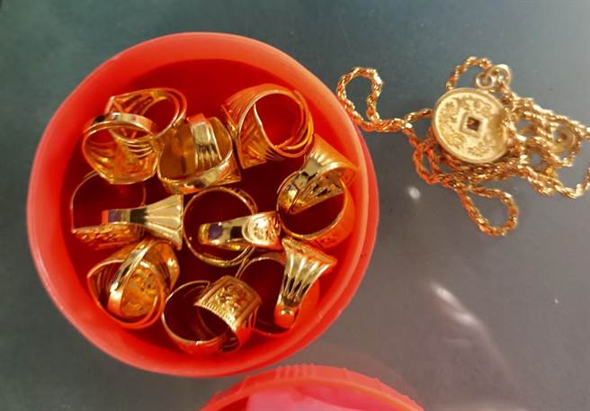 台南市环保局善化区清洁队队员苏中正4日在废家具中找到18只金戒指及1条金项炼，下午立即物归原主。（台南市环保局提供／刘秀芬台南传真）