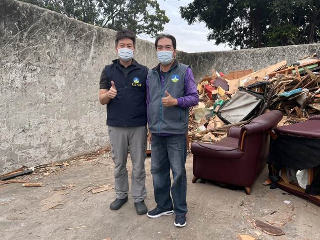 台南市环保局善化区清洁队队员苏中正（右）4日在废家具中找到18只金戒指及1条金项炼，下午立即物归原主。（台南市环保局提供／刘秀芬台南传真）