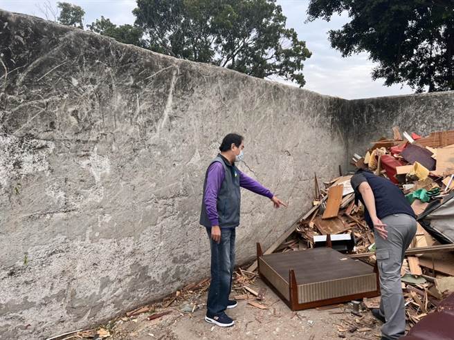 台南市环保局善化区清洁队队员苏中正（左）4日在废家具中找到18只金戒指及1条金项炼，下午立即物归原主。（台南市环保局提供／刘秀芬台南传真）