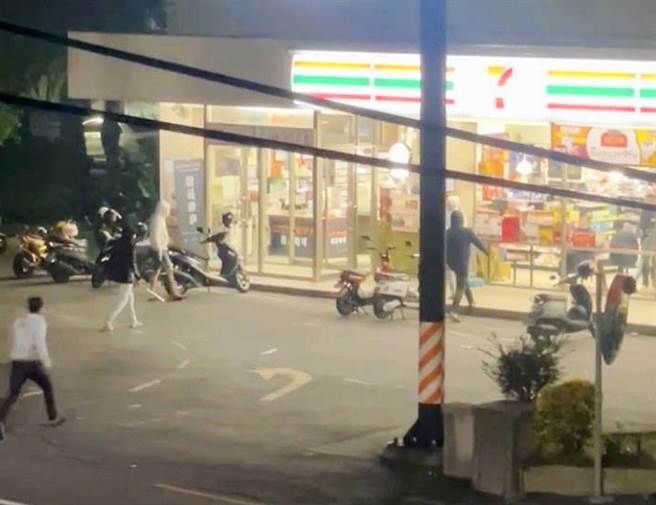 今凌晨1點多，嘉義縣水上鄉一間超商門口，突出現5、6名惡煞分持刀、棍，與超商內3名男顧客隔空叫囂。（呂妍庭翻攝）