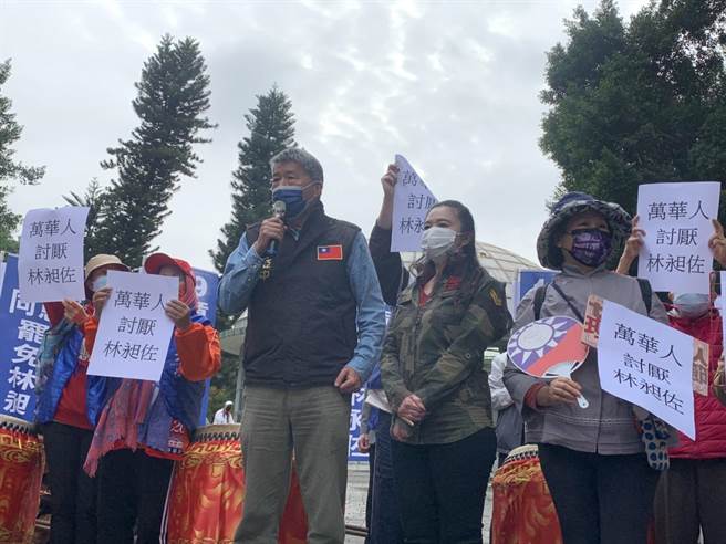 国民党台北市议员应晓薇邀孙文校长张亚中站台。（黄婉婷摄）