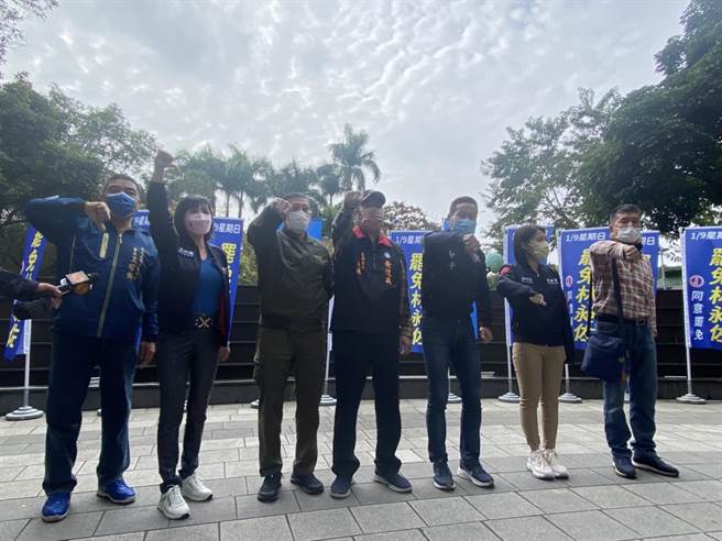 推动罢免立委林昶佐的台北市议员锺小平今选在万华青年公园宣讲，邀集多名蓝议员站台。（黄婉婷摄）