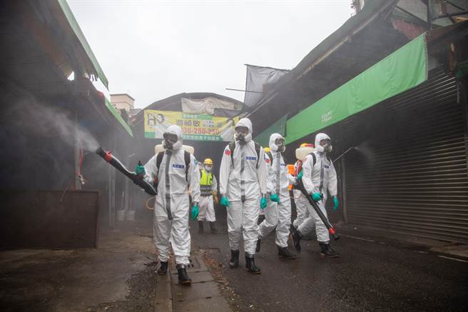 國軍33化學兵群與桃園市府防疫消毒大隊擴大忠貞市場及周邊大範圍消毒防疫。（軍聞社提供