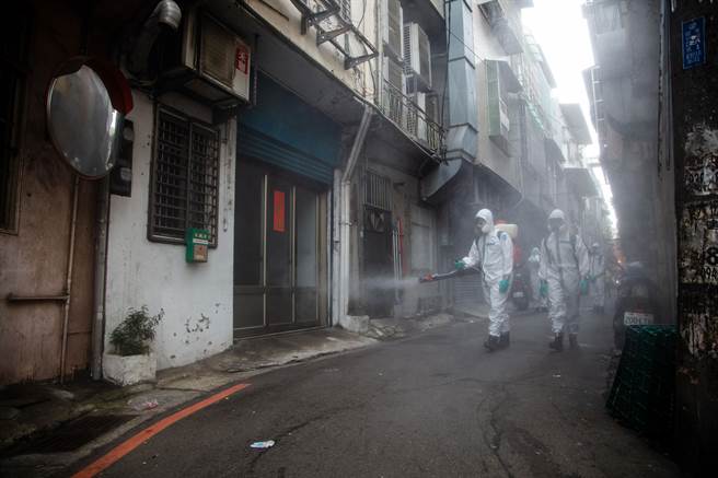 33化學兵群深入街道巷弄進行消毒作業。（軍聞社提供